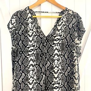 Snake print top black and white